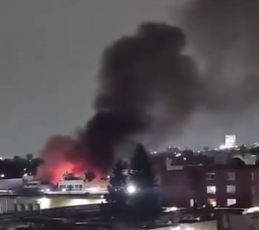 Incendio frente al Mercado de Jamaica activa amplio operativo de emergencia en la CDMX 