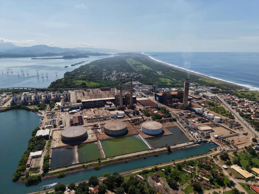 Pemex asegura que derrame en Manzanillo no afect&oacute; operaciones de la terminal mar&iacute;tima
