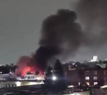 Incendio frente al Mercado de Jamaica activa amplio operativo de emergencia en la CDMX