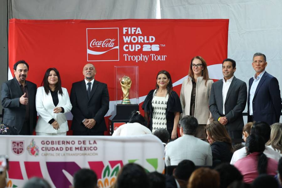 El Trofeo Original de la Copa Mundial de la FIFA llega a la CDMX con Roberto Carlos  
