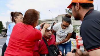 Comerciantes invidentes mantienen bloqueo en Balderas;  piden di&aacute;logo con autoridades del Metro