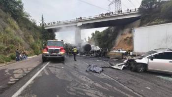 Choque e incendio provocan cierre total de la autopista Chamapa-Lecher&iacute;a