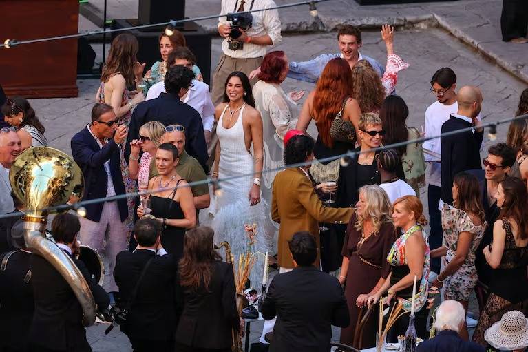 Protestas en Palermo durante boda de Dua Lipa y Callum Turner    