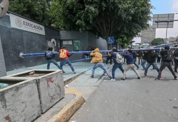 CNTE irrumpe en sede de la SEP; Sheinbaum descarta represi&oacute;n previo al Mundial