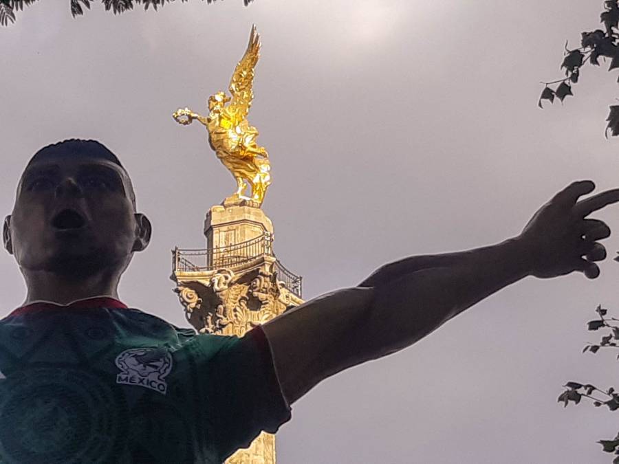 Reparan esculturas vandalizadas de la exposición Gigantes del Futbol en Reforma    