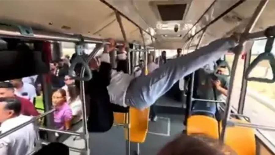 Gobernador de Jalisco se viraliza al hacer “dominadas” en el Macrobús  
