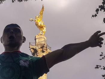 Reparan esculturas vandalizadas de la exposici&oacute;n Gigantes del Futbol en Reforma