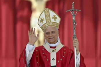 Papa Le&oacute;n XIV inicia visita a Espa&ntilde;a con llamado a la paz y reconocimiento a v&iacute;ctimas de abusos