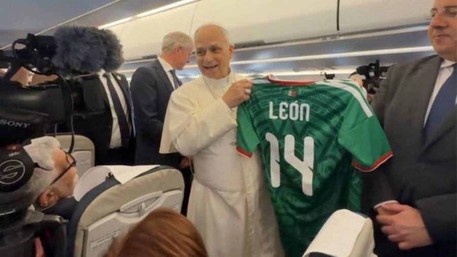 Papa León XIV llama a la unidad mundial al recibir la camiseta de la Selección Mexicana 
