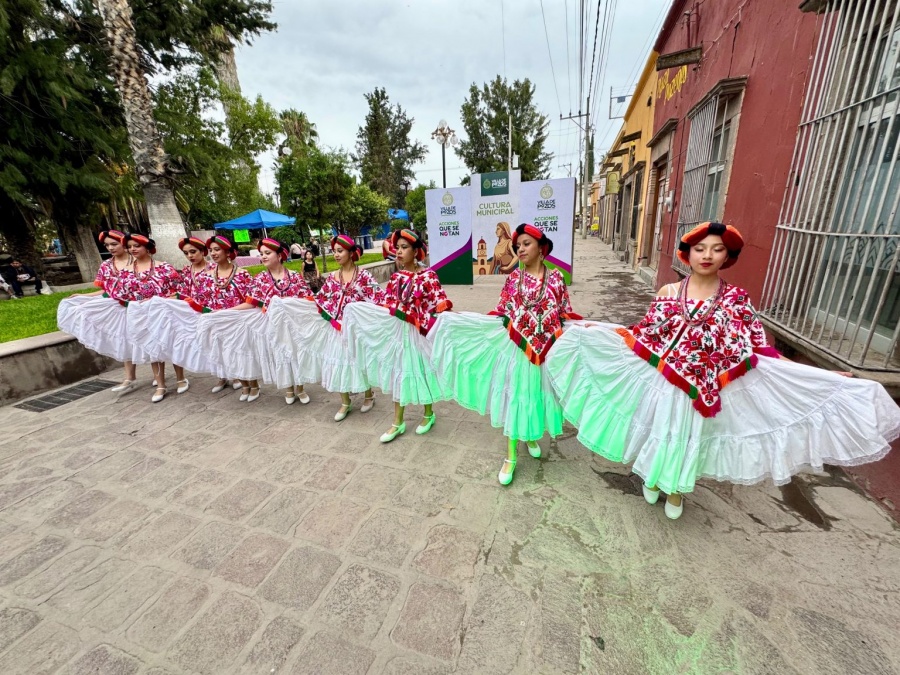 Exhibición de danza folklórica reúne a familias en Villa de Pozos y fortalece la vida cultural 