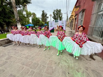 Exhibici&oacute;n de danza folkl&oacute;rica re&uacute;ne a familias en Villa de Pozos y fortalece la vida cultural