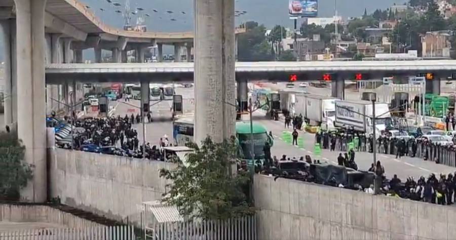 Policía encapsula convoy de normalistas de Ayotzinapa rumbo al Zócalo    