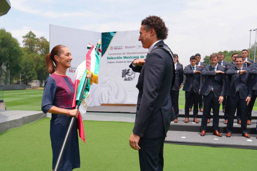 Guillermo Ochoa recibe por segunda vez la bandera nacional rumbo a su sexto Mundial    