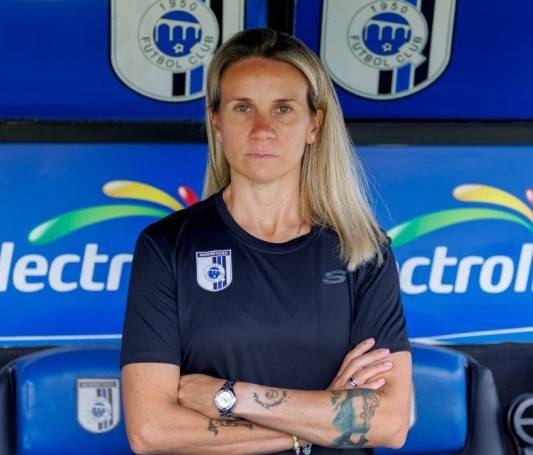 Pamela Conti fue presentada como l nueva estratega de Gallos Femenil