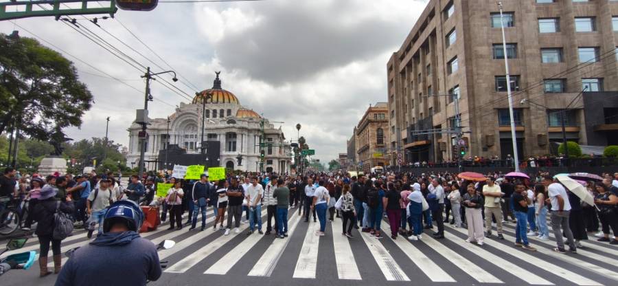 Empresarios del Centro Histórico protestan contra plantón de la CNTE en Eje Central y Madero