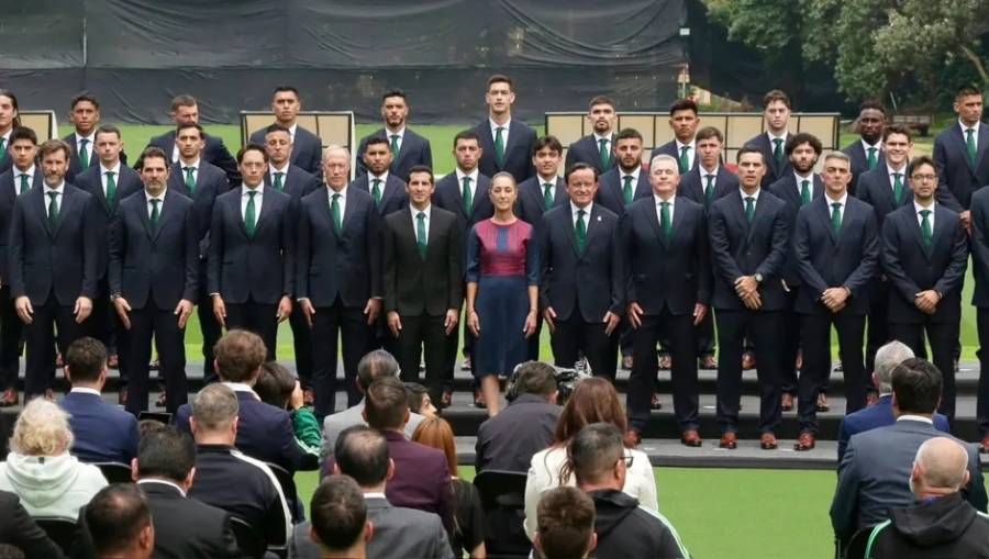 Claudia Sheinbaum abanderó a la Selección Mexicana rumbo al Mundial 2026    
