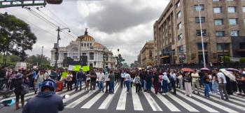 Empresarios del Centro Hist&oacute;rico protestan contra plant&oacute;n de la CNTE en Eje Central y Madero