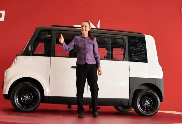 Sheinbaum presenta Olinia 1, primer veh&iacute;culo el&eacute;ctrico mexicano