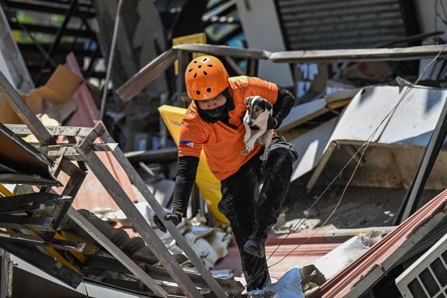 Sismo de Filipinas deja 41 muertos; pacientes son atendidos a la intemperie 