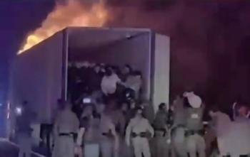 Rescatan a 39 migrantes de un tr&aacute;iler incendiado tras persecuci&oacute;n en Texas