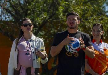 Samuel Garc&iacute;a y Mariana Rodr&iacute;guez son abucheados en el FIFA Trophy Tour en Monterrey