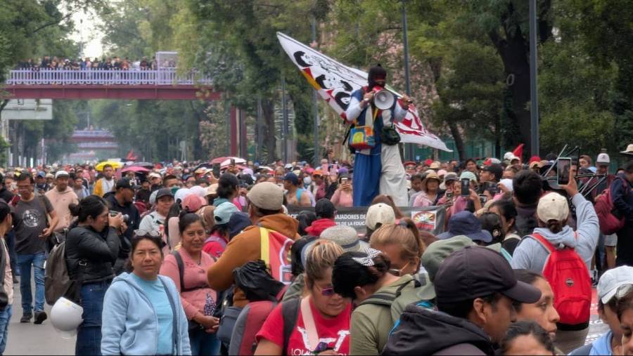 CNTE intenta llegar al Estadio CDMX; operativo policiaco impide el avance