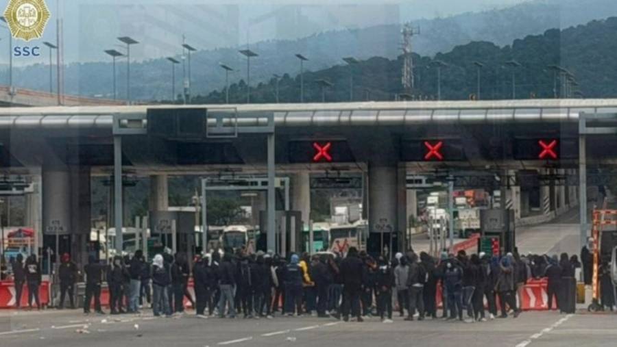 Normalistas bloquean la Autopista M&eacute;xico-Cuernavaca en protesta contra operativos de revisi&oacute;n