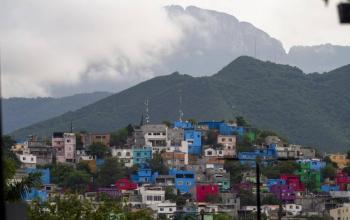 Ocultan zonas marginadas de Nuevo Le&oacute;n con muros y mallas rumbo al Mundial