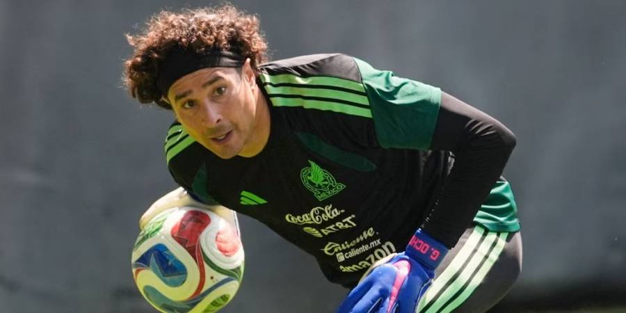Guillermo Ochoa el guardiaacuten histoacuterico de seis Mundiales con Meacutexico