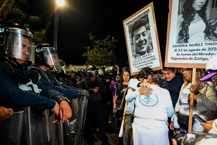 Madres buscadoras denuncian cerco policial durante protesta rumbo al Estadio Ciudad de M&eacute;xico