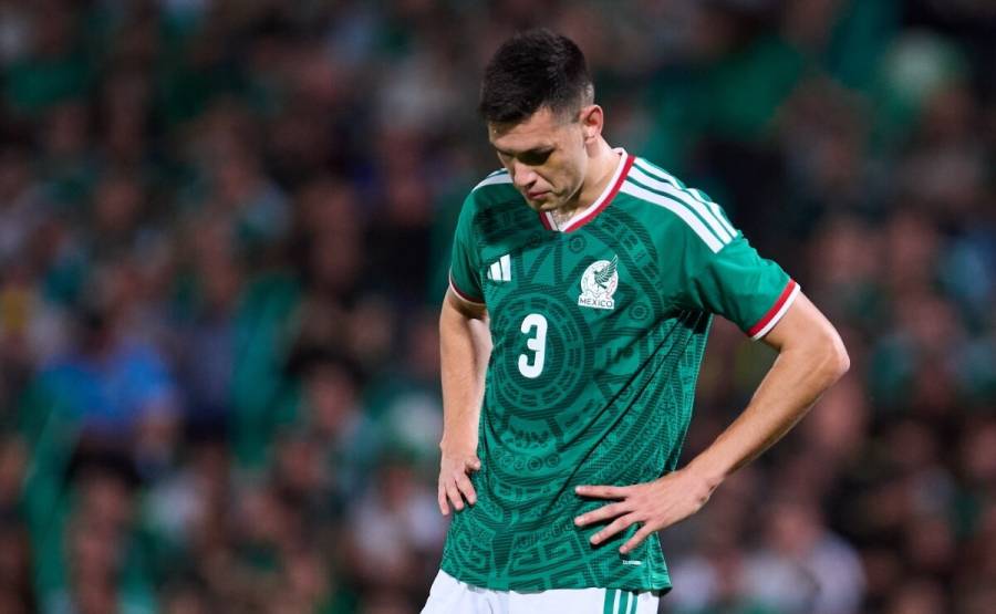 México pierde a César Montes por expulsión en el cierre del partido inaugural