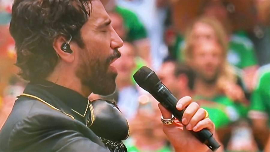 Alejandro Fern&aacute;ndez emociona al Azteca con una solemne interpretaci&oacute;n del Himno Nacional