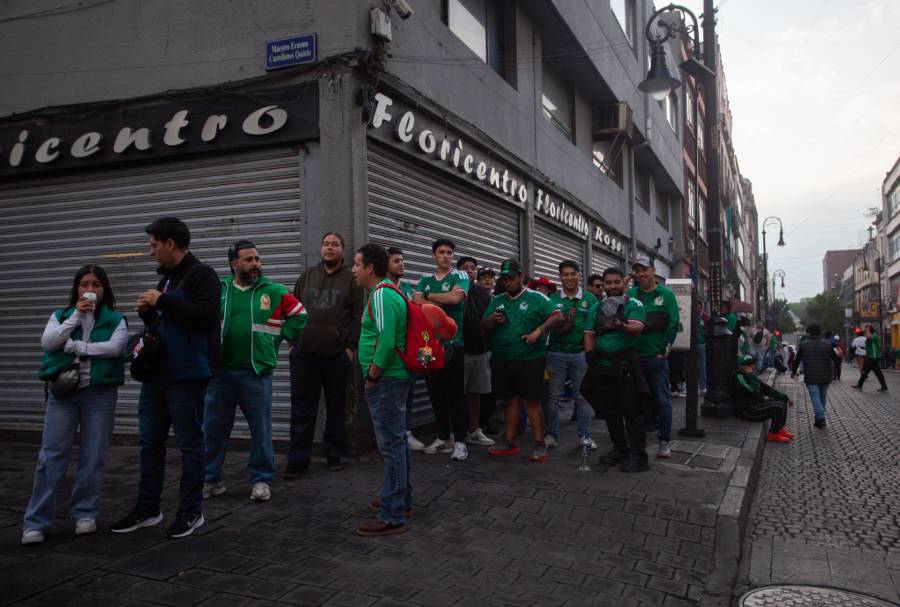 Aficionados enfrentan cierres del Metro y retrasos rumbo al Fan Fest del Mundial en CDMX