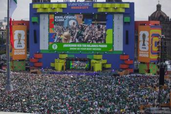 Emergencia en el Fan Fest del Z&oacute;calo: aficionado cay&oacute; de una estructura y qued&oacute; inconsciente