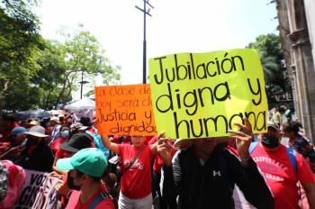 Maestros de Morelos marchan por pensiones dignas y abrogaci&oacute;n de la Ley del ISSSTE