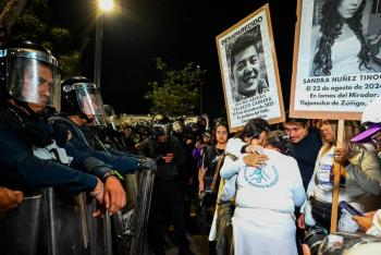 Madres buscadoras denuncian cerco policial durante protesta rumbo al Estadio Ciudad de M&eacute;xico