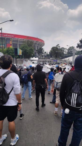 Detienen a mujer tras disturbios en inmediaciones del Estadio Ciudad de M&eacute;xico; fue liberada por juez c&iacute;vico