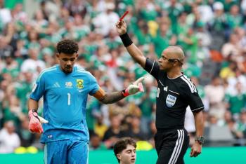 Sud&aacute;frica se queda con nueve jugadores tras doble expulsi&oacute;n en el Estadio Ciudad de M&eacute;xico