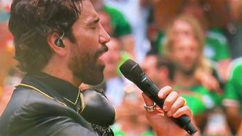 Alejandro Fern&aacute;ndez emociona al Azteca con una solemne interpretaci&oacute;n del Himno Nacional