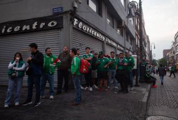 Aficionados enfrentan cierres del Metro y retrasos rumbo al Fan Fest del Mundial en CDMX