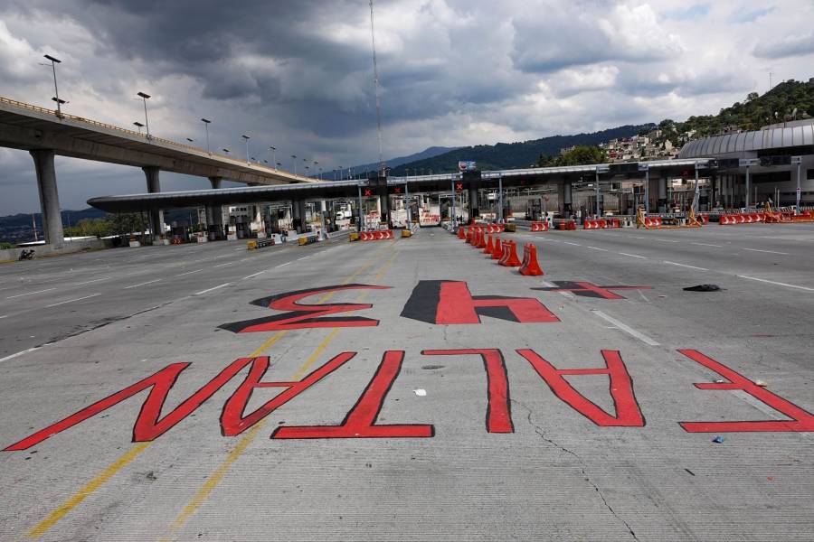 Normalistas de Ayotzinapa dañan casetas en salida a Cuernavaca