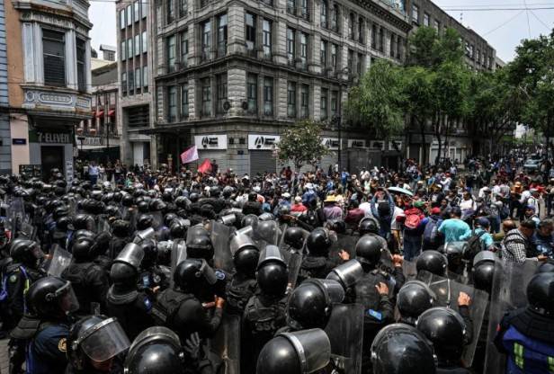 Empujones y protestas en el acceso al Fan Fest del Z&oacute;calo