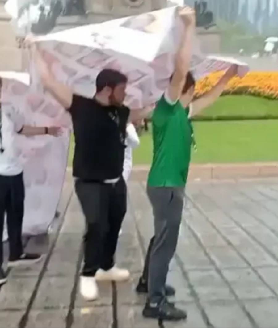 Cuestionan conducta de aficionados tras utilizar lona de personas desaparecidas para resguardarse de la lluvia