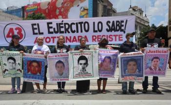 Padres de los 43 cancelan reuni&oacute;n con Segob