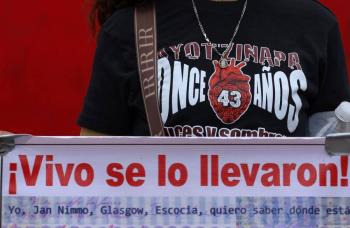 Normalistas bloquean caseta M&eacute;xico-Cuernavaca en Tlalpan
