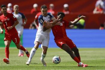 Canad&aacute; empata con Bosnia en su debut mundialista en Toronto