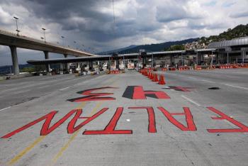 Normalistas de Ayotzinapa da&ntilde;an casetas en salida a Cuernavaca