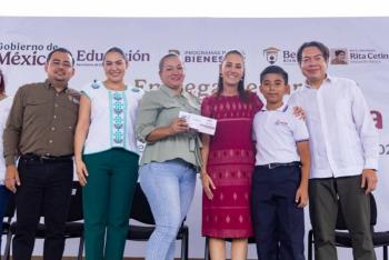 Mario Delgado entrega Beca Rita Cetina en Colima junto a Claudia Sheinbaum