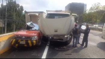 Carambola en la M&eacute;xico-Toluca deja un lesionado y afecta tr&aacute;nsito en Santa Fe