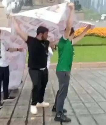 Cuestionan conducta de aficionados tras utilizar lona de personas desaparecidas para resguardarse de la lluvia